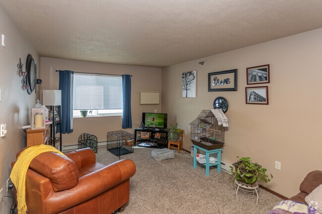 2BR, 1BA - 912SF