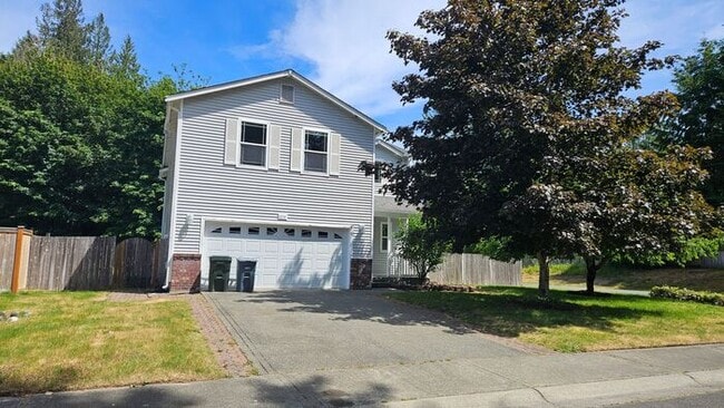 Building Photo - Spacious home with large back yard
