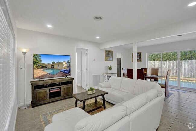 Building Photo - 1633 SE 5th Ct Rental