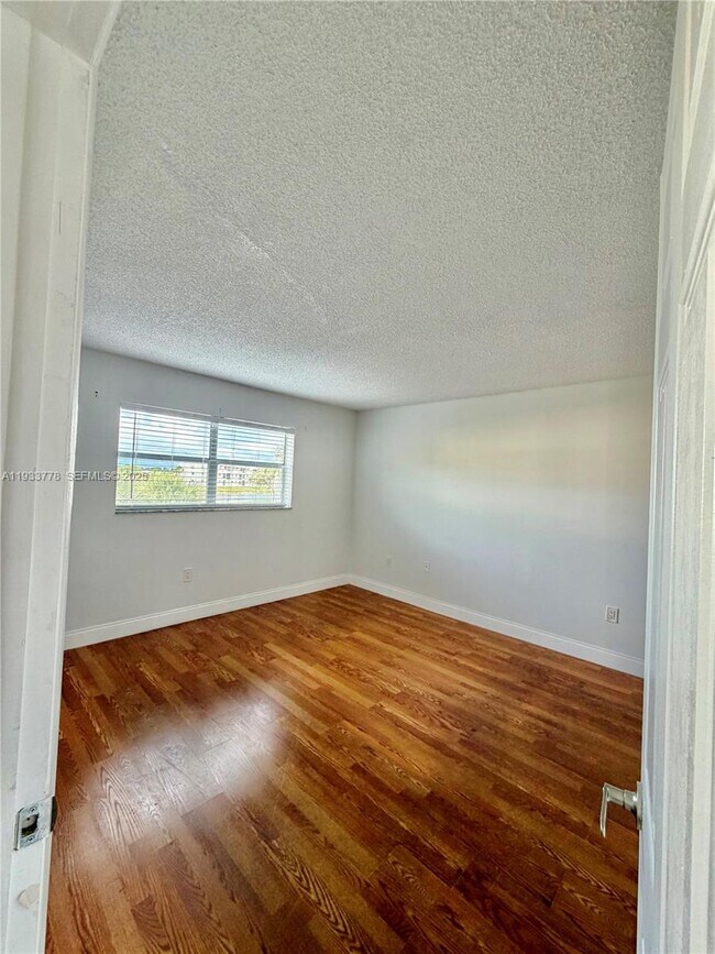 Photo - 8350 Sunrise Lakes Blvd Unidad 202