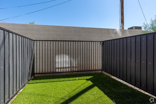 2BR, 2BA - 1st Floor Yard