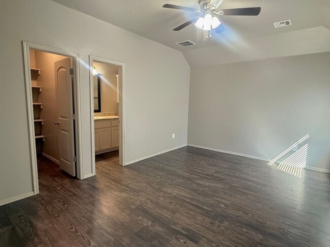 Photo - Beautiful 3 Bed 2 Bath Duplex in Surrey Hills!!