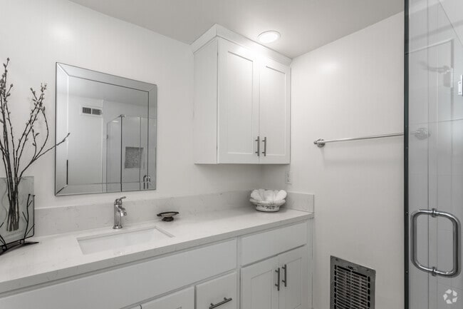 2BR, 2BA - 1800 SF - 333 N Palm Dr