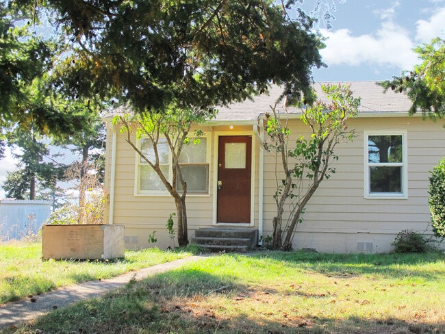 Building Photo - ***PENDING APPLICATION***2 Bed/1 Bath Char...