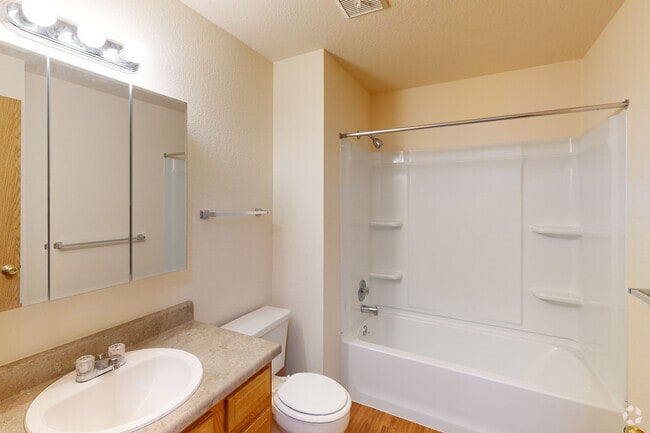 2BR, 2BA - 1,065SF