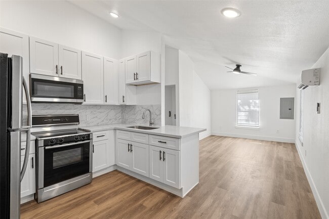 Building Photo - 911 Knight St Unit D