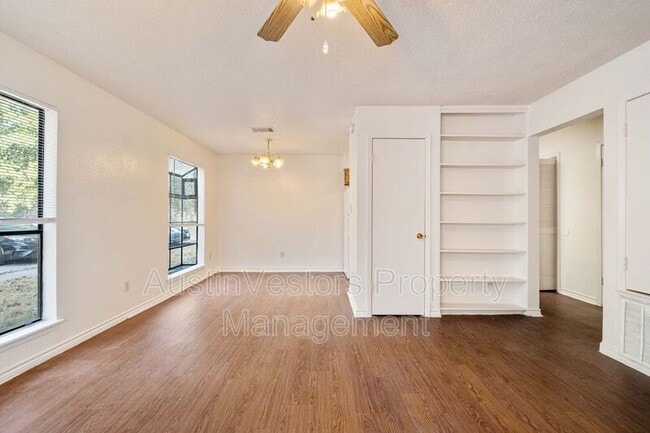Building Photo - 115 S Frio St Unit I