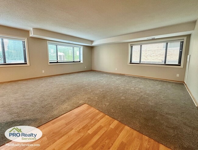 Building Photo - Updated 1 Bedroom Condo **Half off 1 Month... Unit 207