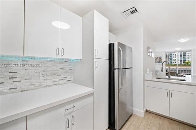 Photo - 185 SE 14th Terrace Unidad 185 SE 14th Ter # 1410