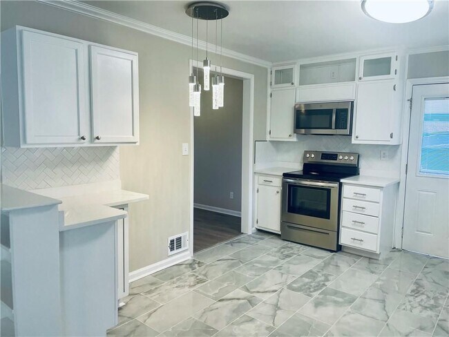 Photo - 471 Village Green Ct SW