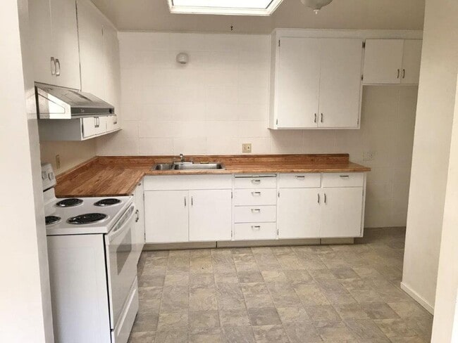 Photo - 3 Bedroom 1 Bath w/ 1 Car Garage and Yard - North Vacaville *STAR RENTALS