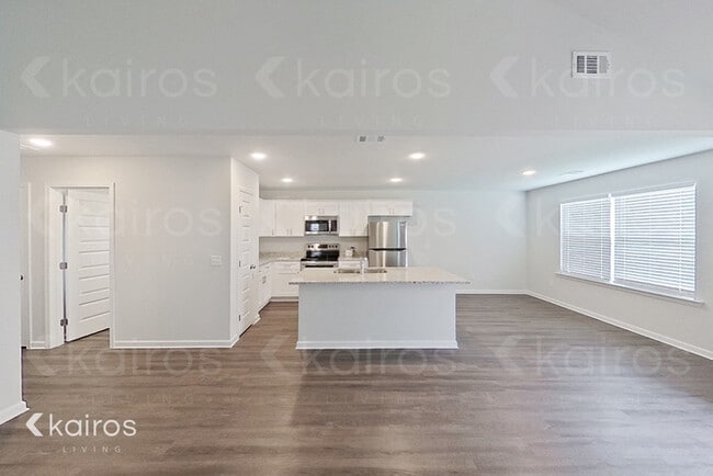 Photo - 205 Redwood Ct