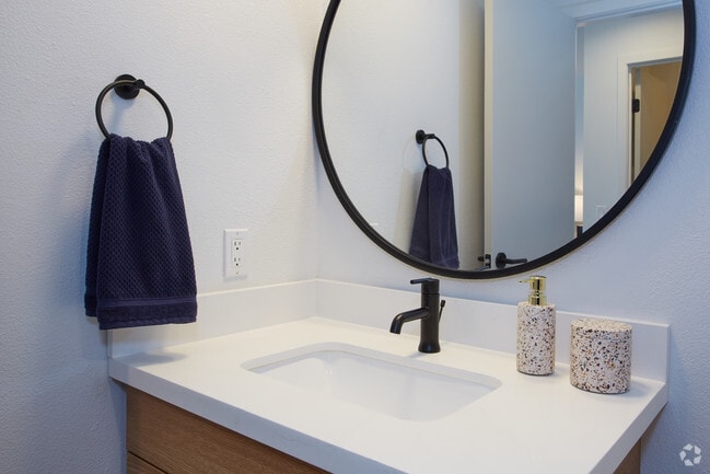 1BR, 1.5BA - 996 SF