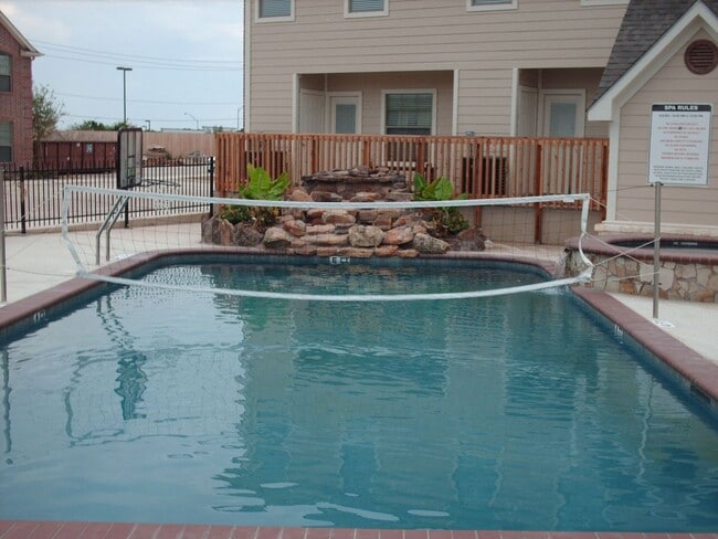 Photo - 2 BED 2 BATH TOWNHOME ON SHUTTLE ROUTE NEAR CAMPUS -  WITH POOL!