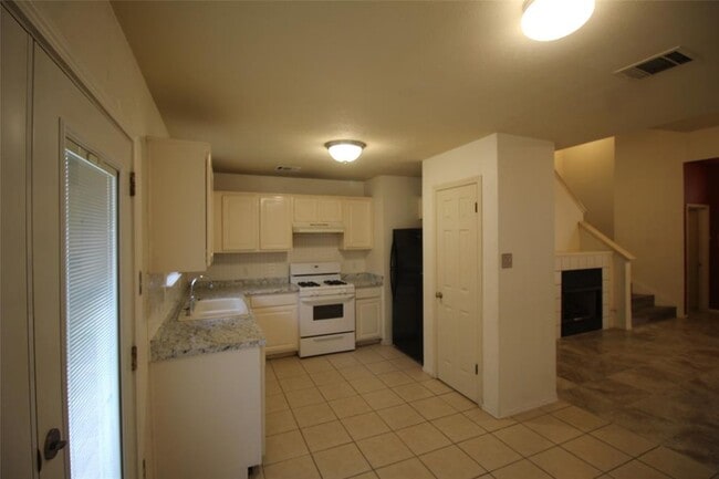 Photo - 404 Shant St