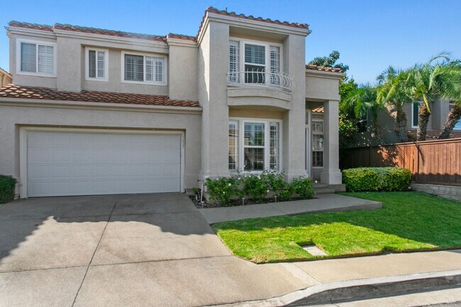 Building Photo - 5 BEDROOM HOME WITH OCEAN VIEW