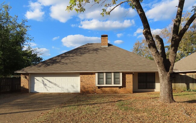 Whitehouse ISD! Handsome 3 Bedroom, 2 Bath... - Whitehouse ISD! Handsome 3 Bedroom, 2 Bath...