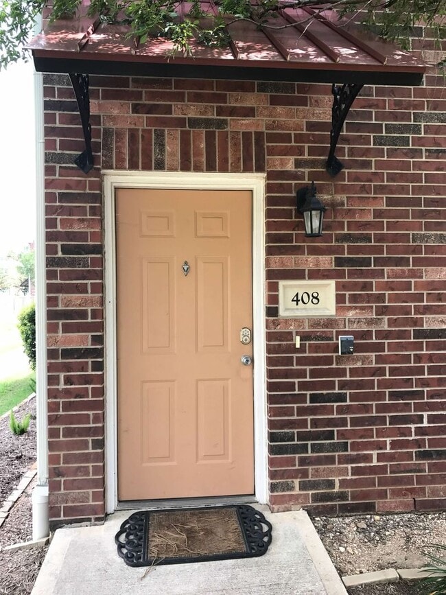 Building Photo - Spacious condo Unit 408