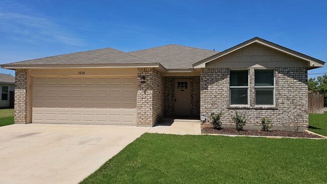 3/2/2 Built in 2021! Ready for Move in! - 3/2/2 Built in 2021!  Ready for Move in! House