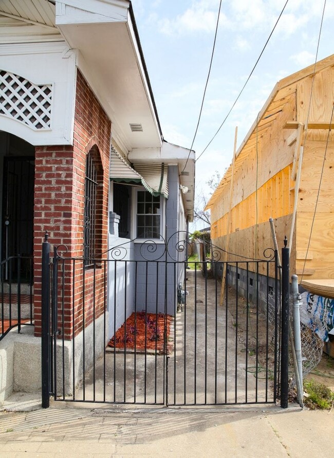 Photo - 196 Nassau St