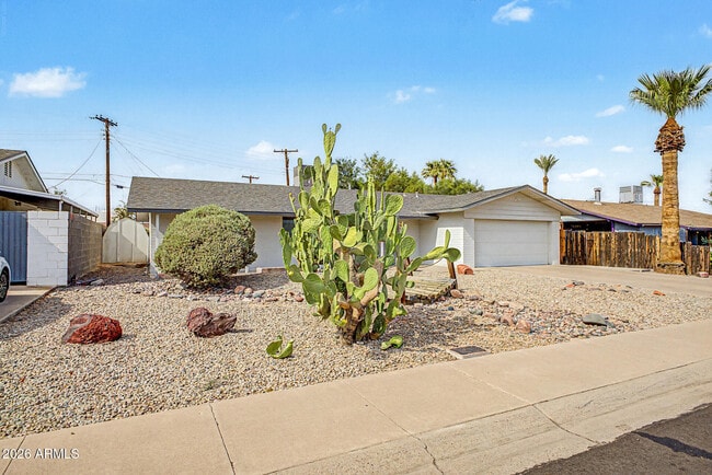 Photo - 950 E Lilac Dr