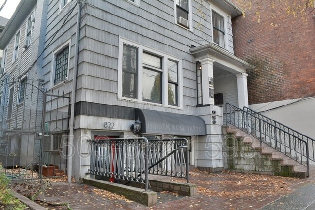 Building Photo - 822 NW 21st Ave