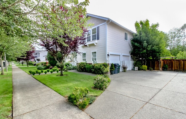 Building Photo - 1566 Jensen Ave