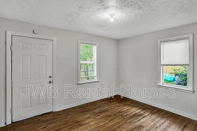 Photo - 1549 Francis St