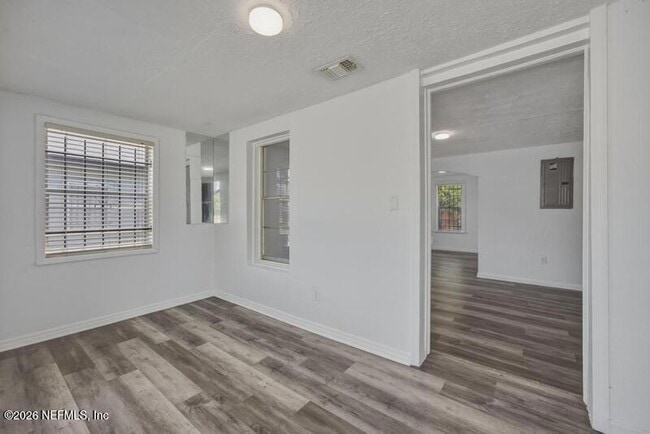 1216 W 24th St