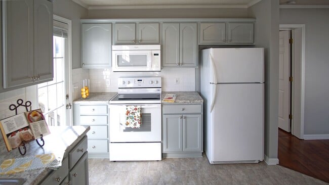 Photo - 3 Bed 2 Bath home with pool and lawncare included for $1850!!!