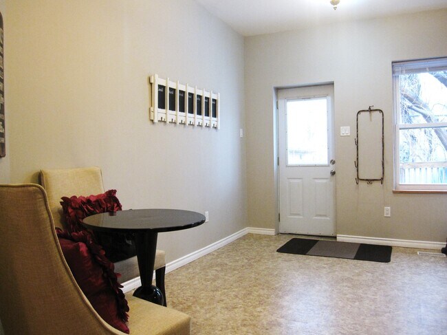 Photo - 310 Riverdale Av Unit Main Lower