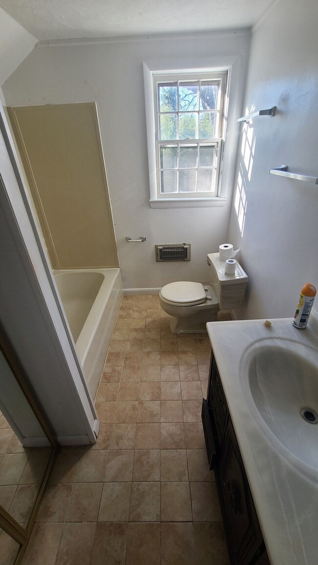 Upper Bath - 3302 22nd St N