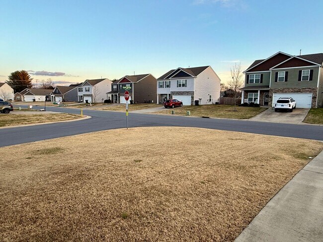 Photo - Beautiful 4 bedroom 2.5 bath home located in the Cliffs subdivision!