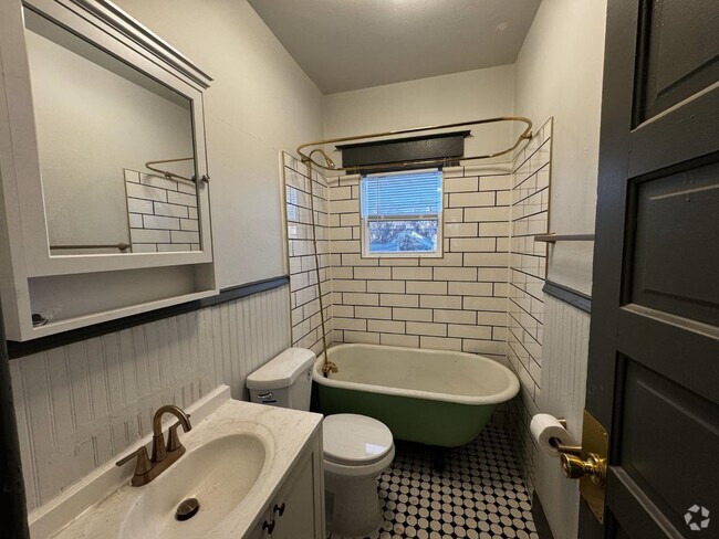 Building Photo - 912 E 18th St Rental