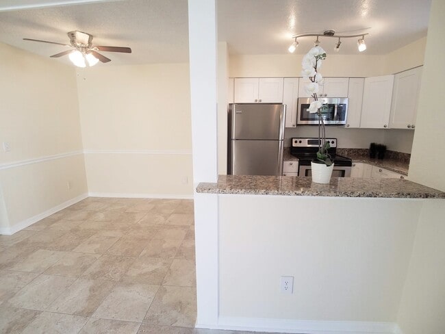 Building Photo - Beautiful  Remodeled First Floor 2/2 Condo... Unit 35
