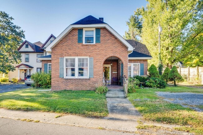 Building Photo - Charming 3 bed 2 Bath | Sunroom + Garage + Patio | Summer Special !