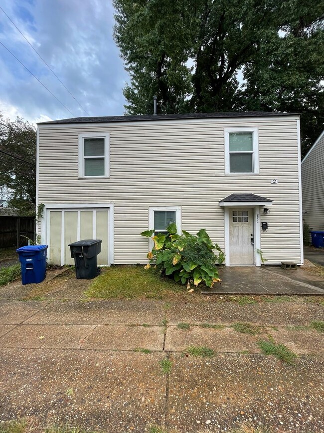 Building Photo - Gorgeous 2 Story Apartment