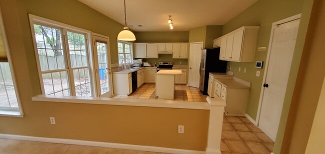 Dine In Kitchen - 412 Collingsworth Ln