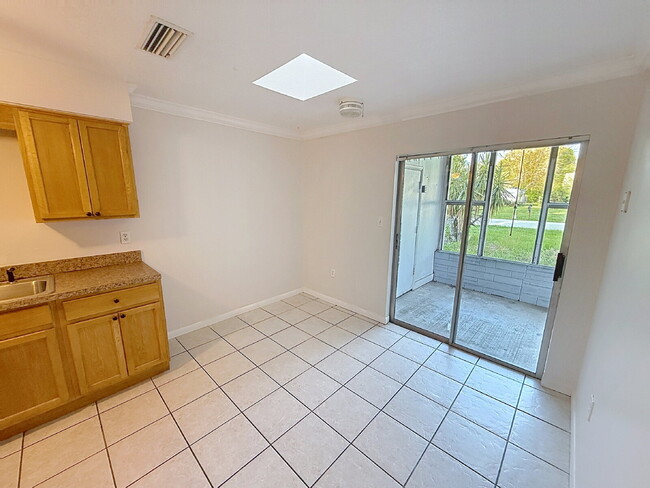 Lovely 2 bedroom 1 bath with pool!