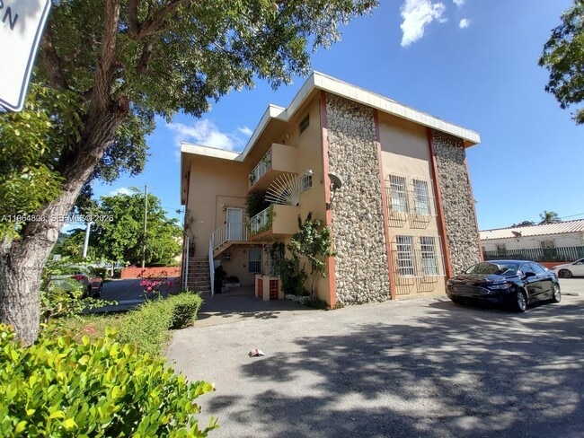 Building Photo - 11 SW 32nd Ave Unit 1