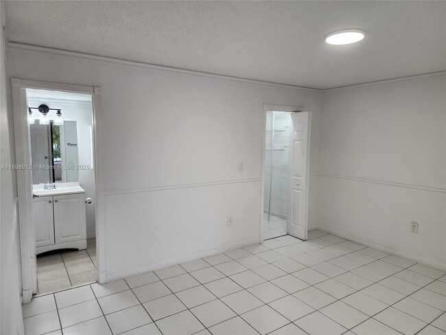 Building Photo - 10879 NW 7th St Unit 21-34