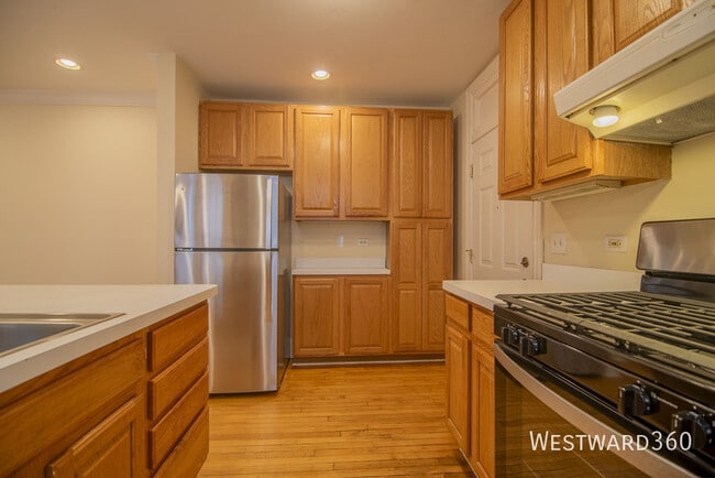 Building Photo - 7648 N Greenview Ave Unit 3