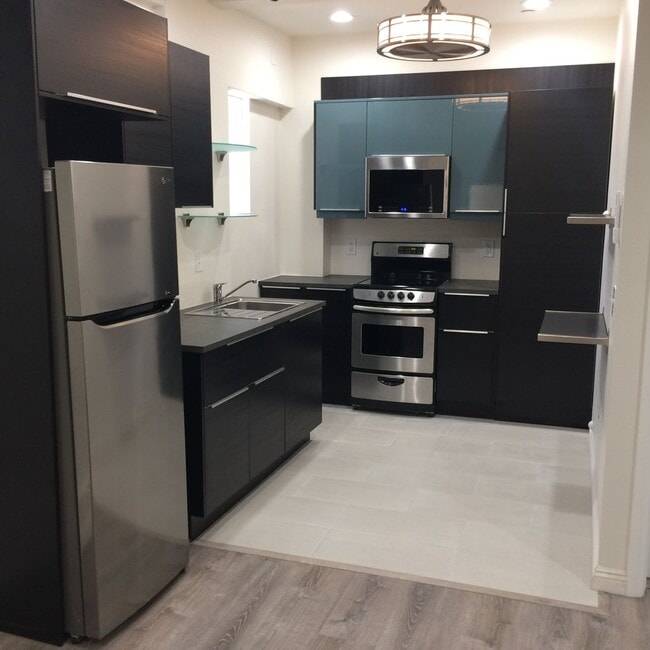 Building Photo - Updated centrally located 2 bedroom 1 bath Rental