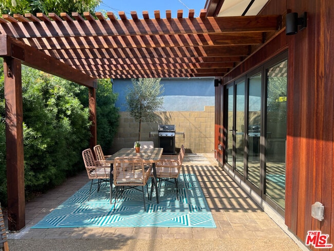 Building Photo - 3836 1/2 Seneca Ave