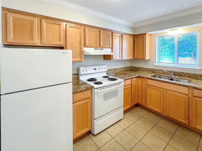 Photo - 1520 Yale St Unit 16