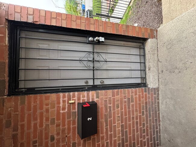 Photo - 3711 S Michigan Ave Unidad 2A Rental