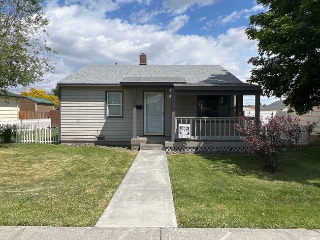 2 Bed 1 Bath Home w/ Huge Shop For Rent!!! - 2 Bed 1 Bath Home w/ Huge Shop For Rent!!!