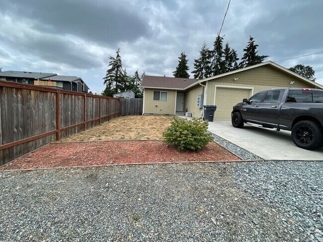 Building Photo - Nice 3 Bedroom 2 Bath Duplex in Spanaway!! Rental
