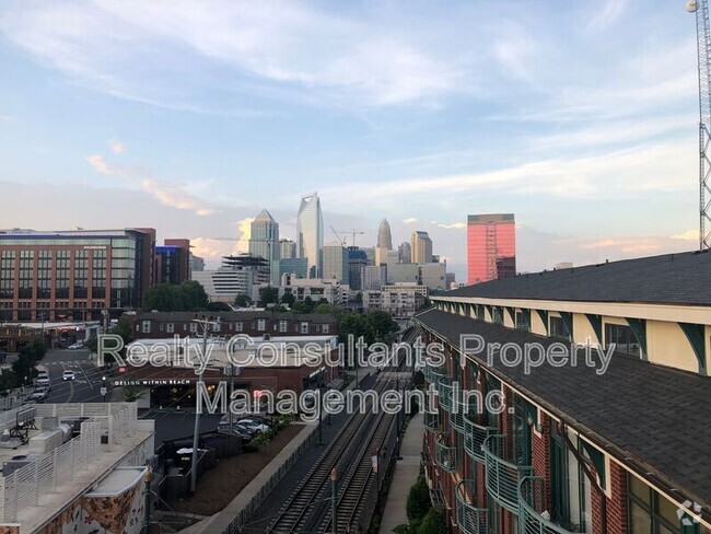 Building Photo - 115 E Park Ave Rental