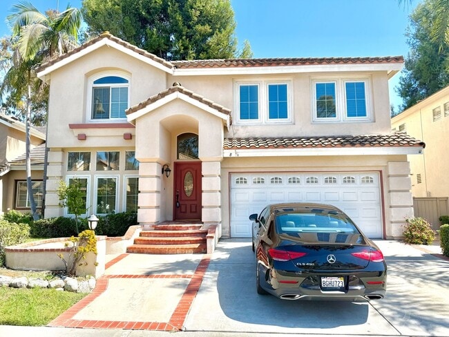 Building Photo - 4 bed / 2.5 bath plus large loft/family ro...